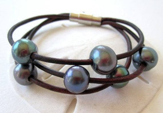 Leder Und Perlen Armbänder, Mehrreihiges Armband Leder, Wickelarmband Mit Süßwasserperlen, Pfauenperlenarmband, Lederschmuck von IslandLifeDesignsCo
