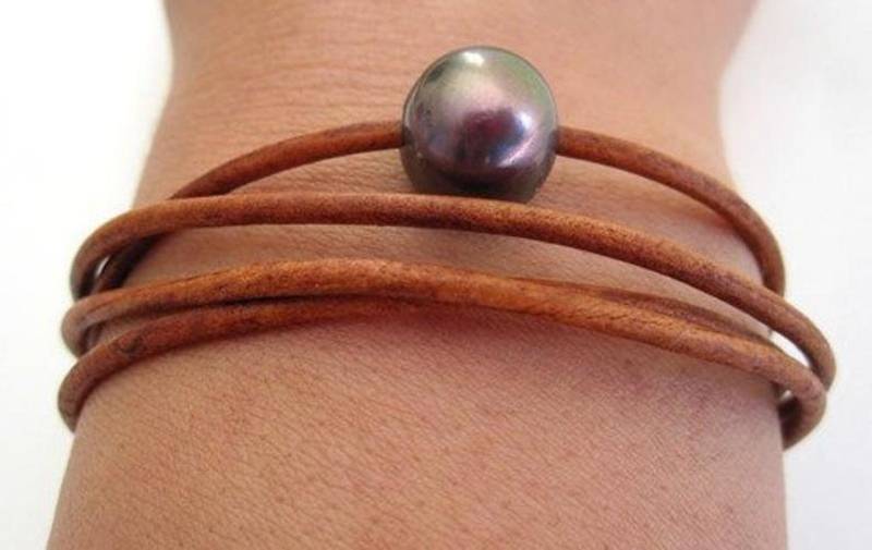 Leder Wickelarmband Mit Perle, Boho Schmuck, Perlen Wickelarmband, Strandstil Armband, Ozean Pfau Perle von IslandLifeDesignsCo