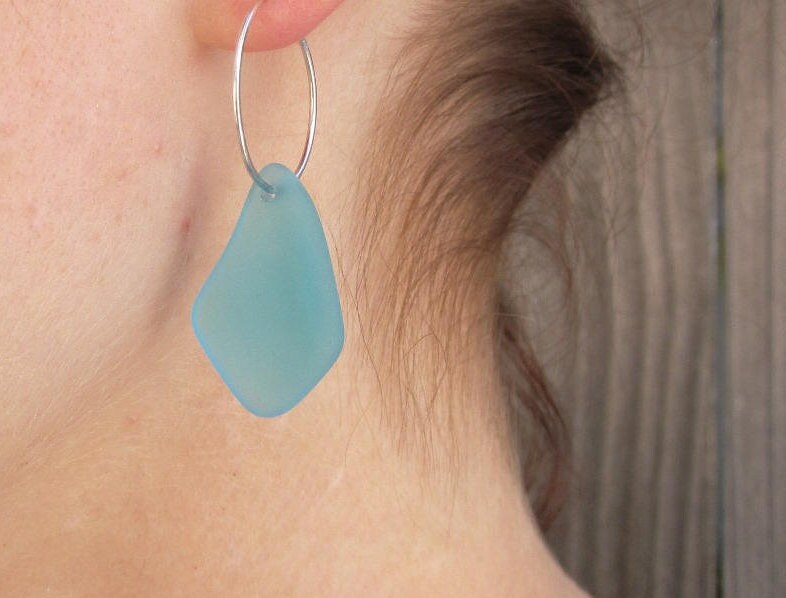 Meer Glas Creolen, Blaue Ohrringe, Strandglas Schmuck, Boho Chic Hochzeit Am Strand, Tropfen Reifen, Sterling Reifen von IslandLifeDesignsCo