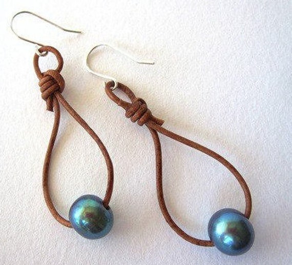 Pfau Perle Ohrringe, Leder Und Perlen Ohrringe Baumeln Aus Perlen, Schwarze Lederschmuck von IslandLifeDesignsCo