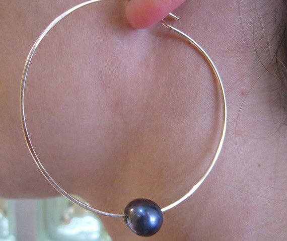 Schwarze Perle Creolen, Schwarze Ohrringe, Pfau Sterling Silber Grosse 2 Inch Creolen von IslandLifeDesignsCo