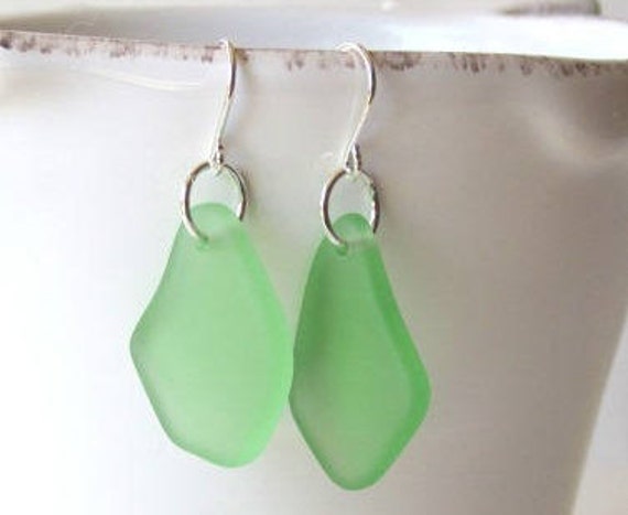 Strand, Meeresglas Ohrringe Baumeln Grünes Meer Glasohrringe, Strand Schmuck, Boho Ohrringe von IslandLifeDesignsCo