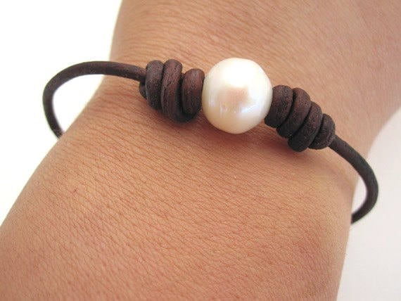 Weißes Perlen - Und Lederarmband, Braunes Lederarmband Mit Perle, Verstellbares Minimalistisch, Boho Schmuck, Süßwasserperle von IslandLifeDesignsCo