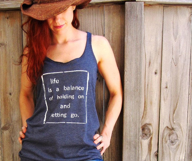 Yoga-Tank-Top, Rumi Zitat "Leben Ist Ein Gleichgewicht Der Holding Auf Und Letting Go" Racerback Tank, Inspirierende Shirt, Spirituelle Boho von IslandLifeDesignsCo