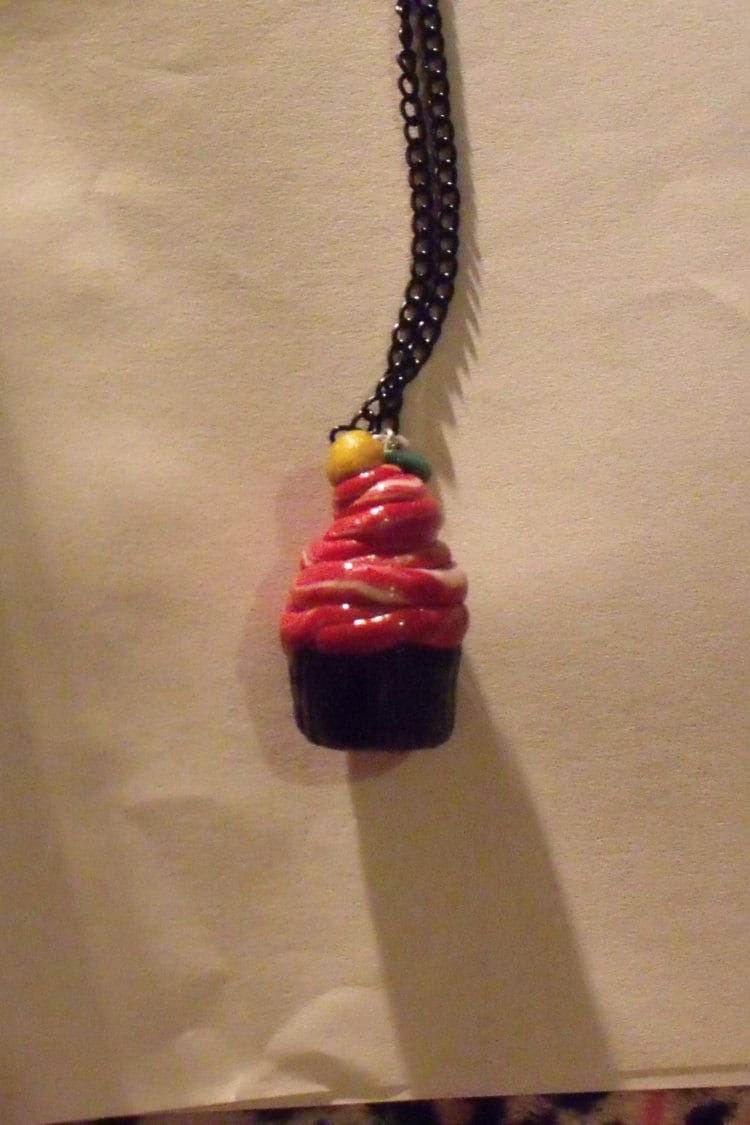 Cupcake Charm Halskette | Rote Twist Cupcake Charm Halskette | Rote Twist von IslandOfKawaii