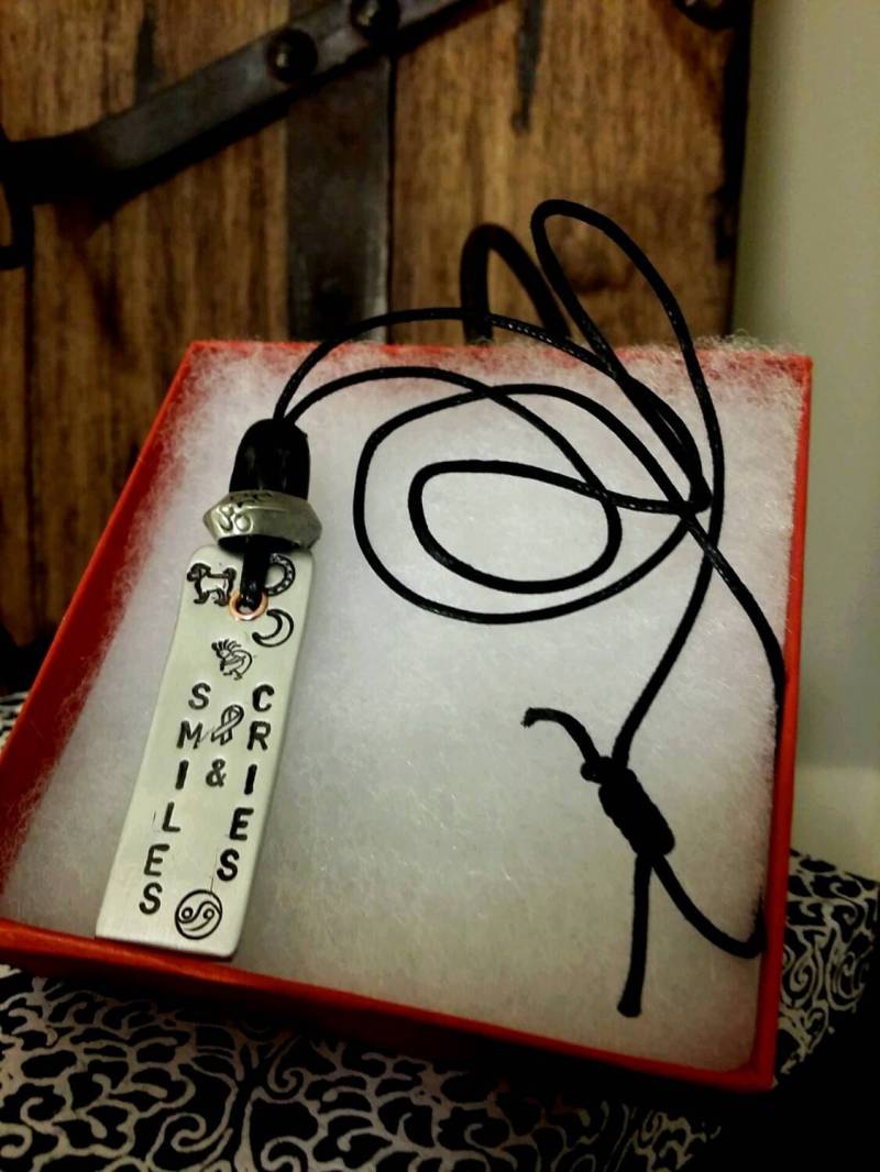 Smiles & Cries, Hand Gestempelt Aluminium Halskette. Unisex/ Island Zing/ Kostenloser Versand von IslandZing