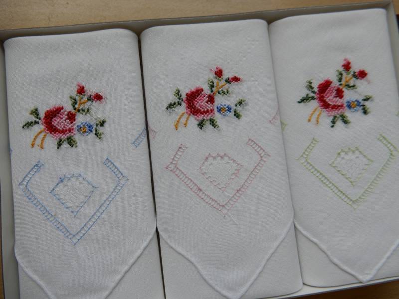 3 Bezaubernde Taschentücher Mit Rosen Handgestickt - Vintage Handarbeit Rote Rosen von IsoKos