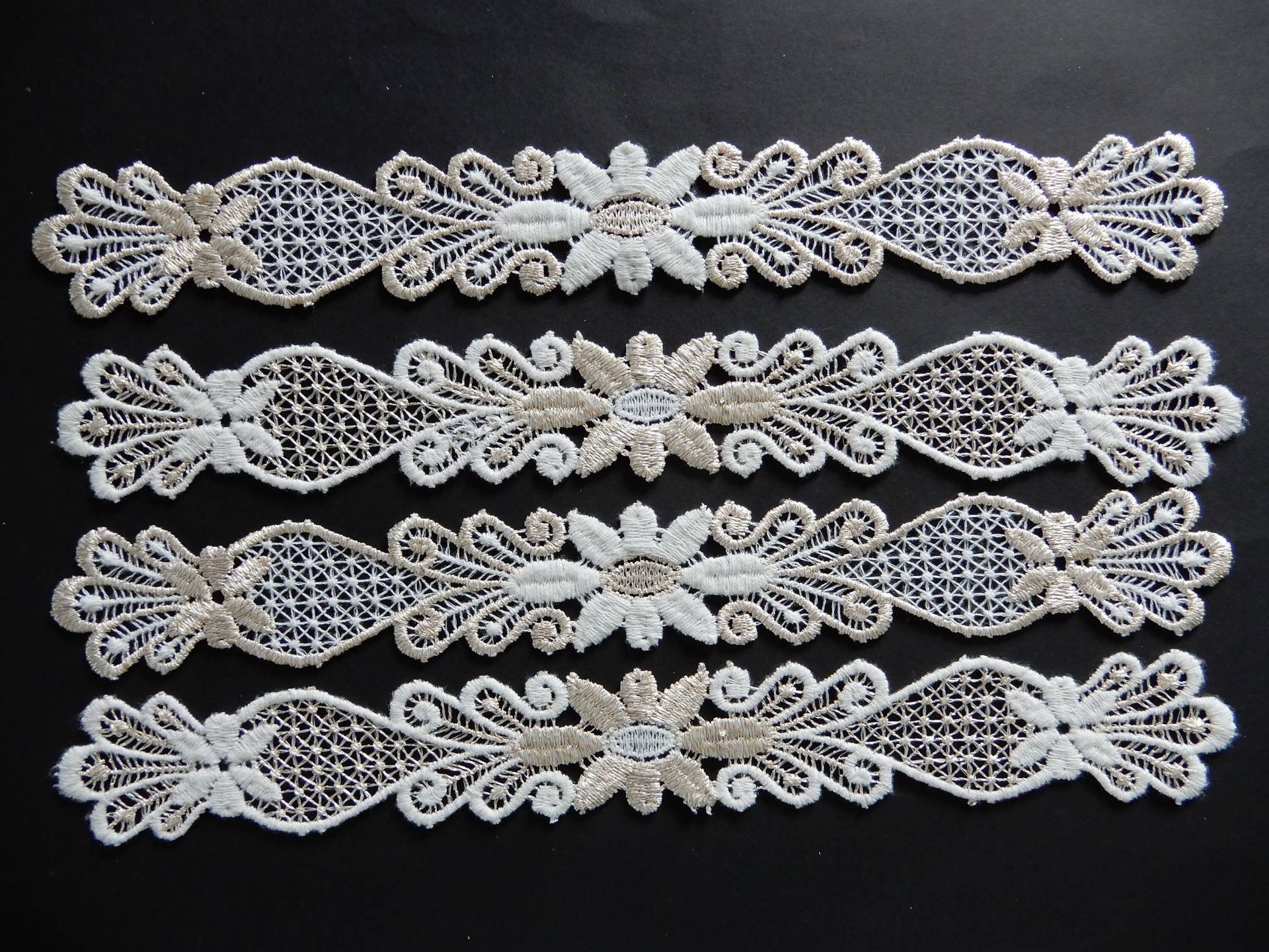 4 Hübsche Längliche Applikationen Aus Plauener Spitze - Vintage Set 3 von IsoKos