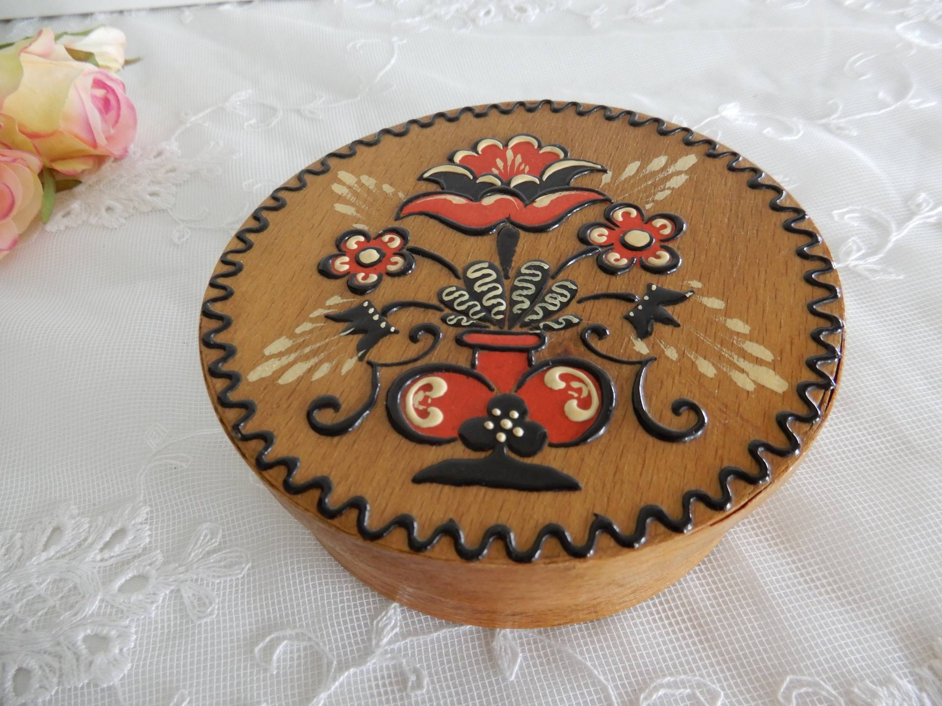 Bezaubernde Bemalte Spanschachtel Mit Blumenmotiv - Vintage Handbemalt von IsoKos