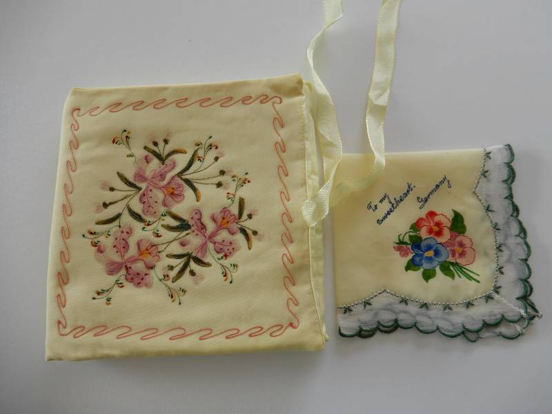 Hübscher Gelber Taschentuchbehälter + 1 Taschentuch in Originalverpackung - Vintage Unbenutzt Taschentücher von IsoKos