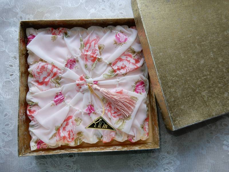 Hübscher Taschentuchbehälter in Originalverpackung - Vintage Unbenutzt Taschentuchetui von IsoKos
