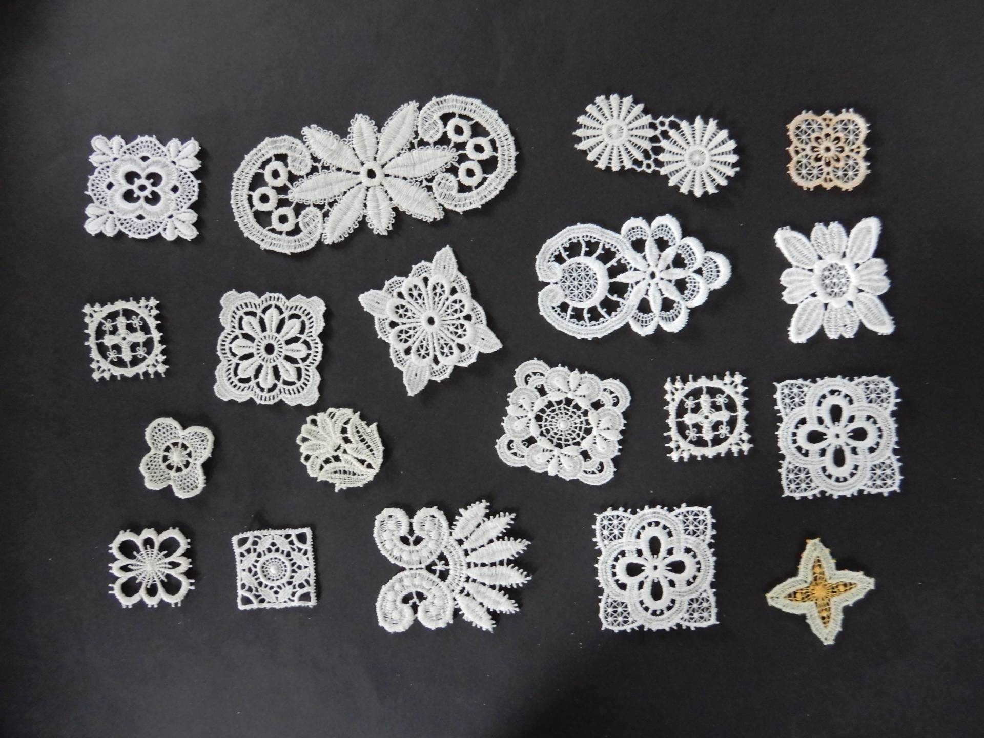 Konvolut Applikationen Aus Plauener Spitze - Querbeet Vintage Set 13 von IsoKos