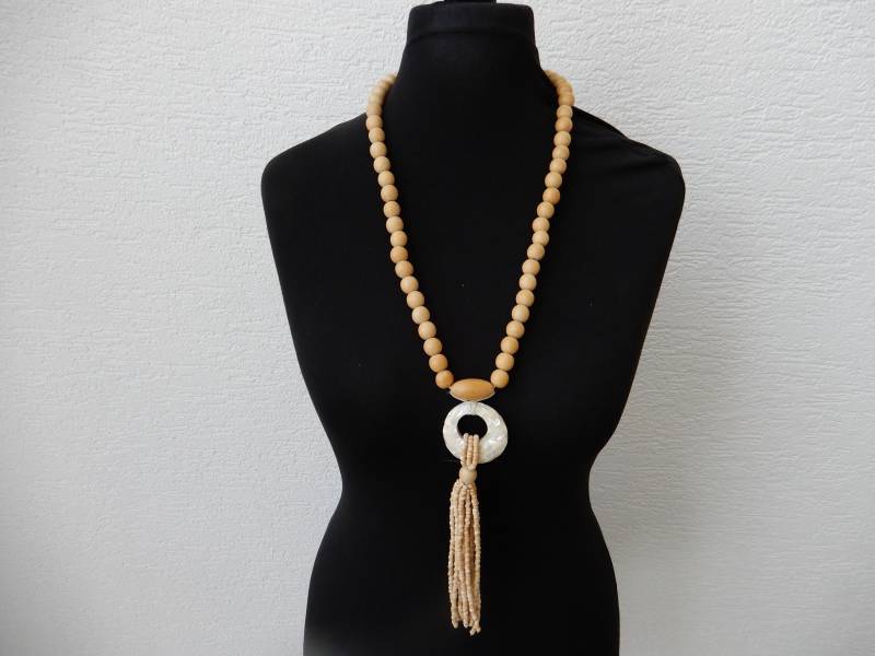 Vintage - Lange Holzperlen Halskette Mit Perlmutt-Anhänger 1970Er Jahre Holzkette Holzschmuck Holzperlenkette Boho Hippie Ethno von IsoKos