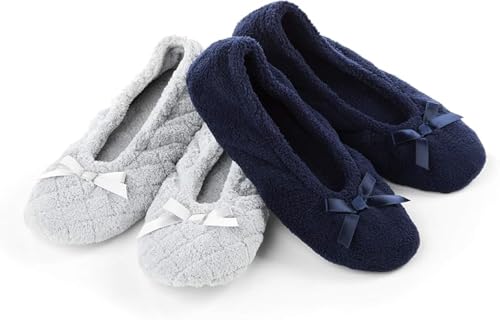 Isotoner Damen 2er-Pack Mictroterry Ballerina Slipper mit Satinschleife, Hellgrau, gesteppt, marineblau, einfarbig, 9.5-10.5 von Isotoner