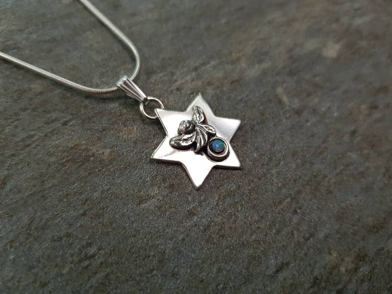 Zierliche Sterling Silber Davidstern Anhänger Mit Natürlichen Opal Stein von IsraeliJudaica