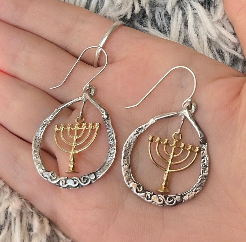 sterling Silber 925 14K Gold Plated Menora Charme Baumeln Ohrringe Boho Spirituelle Hängende Made in Israel von IsraeliumJewelers