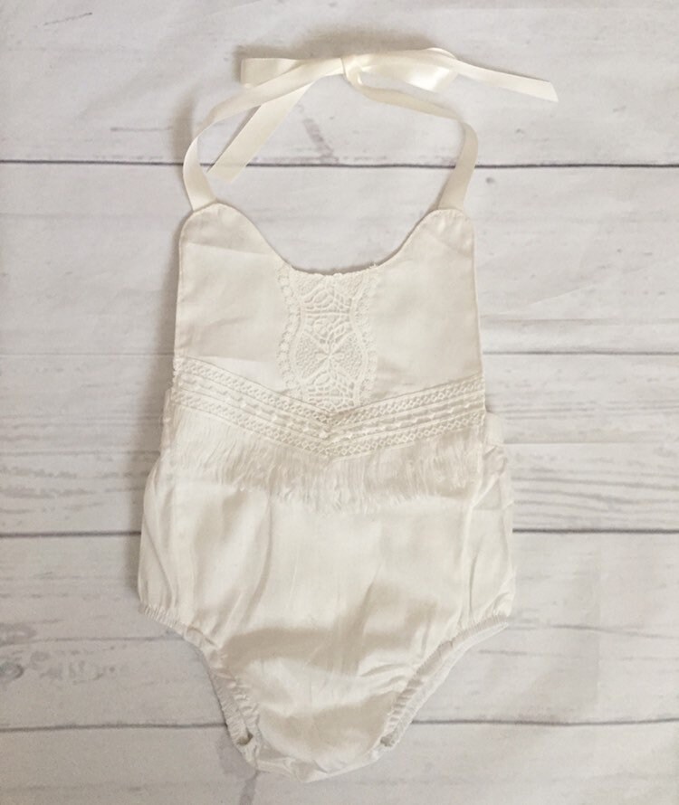 Boho Baby Strampler Mit Fransen Off White Bubble Outfit, Stirnband Erhältlich von IssaBugsBoutique