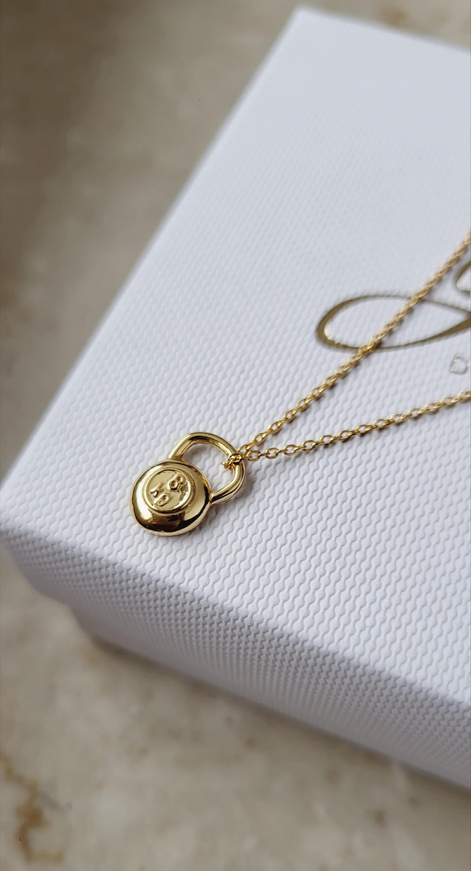 Kettlebell-Halskette, Sterlingsilber, Gold, Roségold, Fitnessstudio, Fitness, Sportschmuck Kettlebell-Halskette, Sterlingsilber, Gold, Roségold, Fitnessstudio, Fitness, Sportschmuck von IssiJewellery