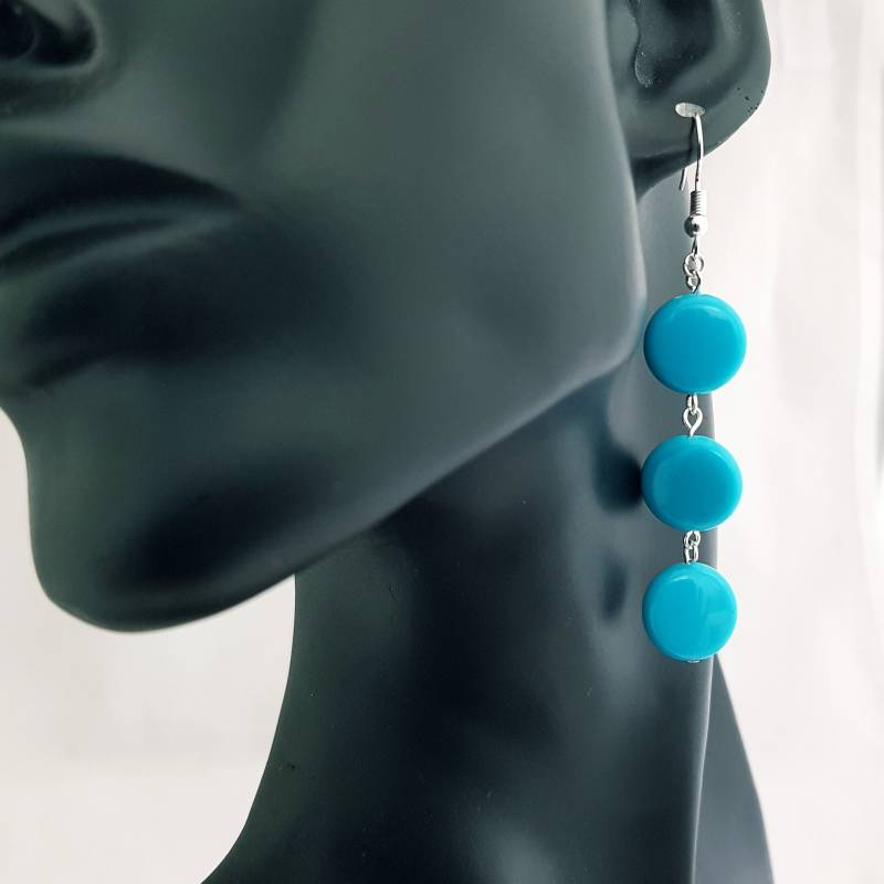 Einzigartige Blaue Ohrringe Im Modernen Stil Des Mid Century Handgeschmiedete Kettenohrringe Mit Sterlingsilber Hirtenhaken & Flachen Acrylperlen von IssieLouDesigns