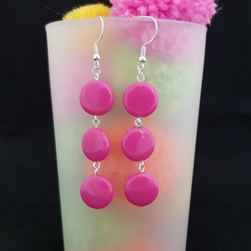 Einzigartige Rosa Ohrringe Im Stil Des Mid Century Modern Handgeschmiedete Kettenohrringe Mit Sterlingsilber Hirtenhaken & Flachen Acrylperlen von IssieLouDesigns