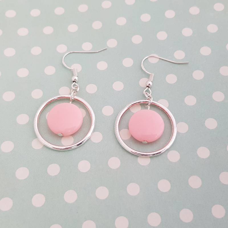 Leichte Silberne Hohlcreolen Mit Rosa Münzperlen Aus Acryl Im 60S-stil von IssieLouDesigns