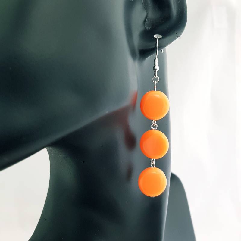 Leuchtend Orange Ohrringe Im Stil Der 1950Er Jahre Handgeschmiedete Kettenohrringe Mit Sterlingsilber Hirtenhaken & Flachen Acrylperlen von IssieLouDesigns