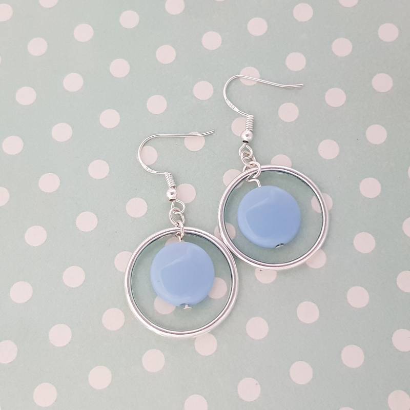 Pastellblaue Ohrringe Mit Einem Großen Silbernen Reifen von IssieLouDesigns