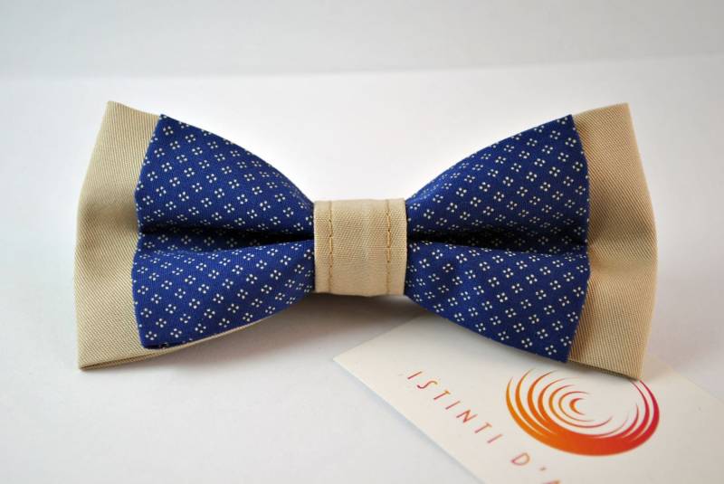 Handgefertigte Fliege Für Herren Aus Beiger Und Hellblauer Baumwolle von Istintidarte