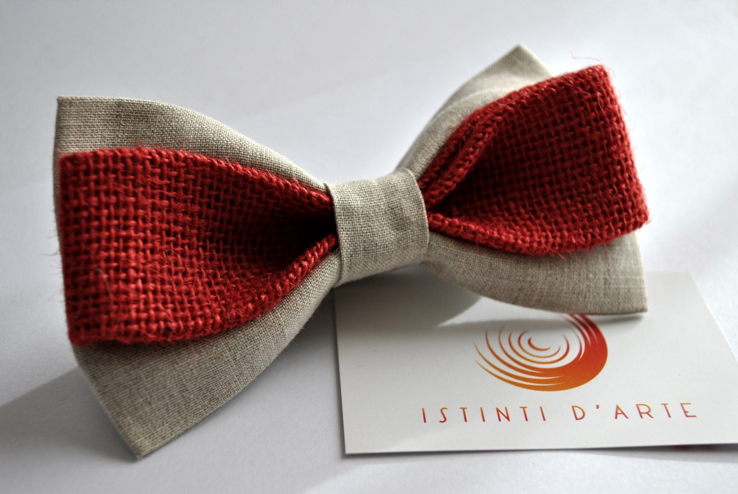 Handgefertigte Herrenfließe Aus Reinem Leinen Und Roter Jute von Istintidarte