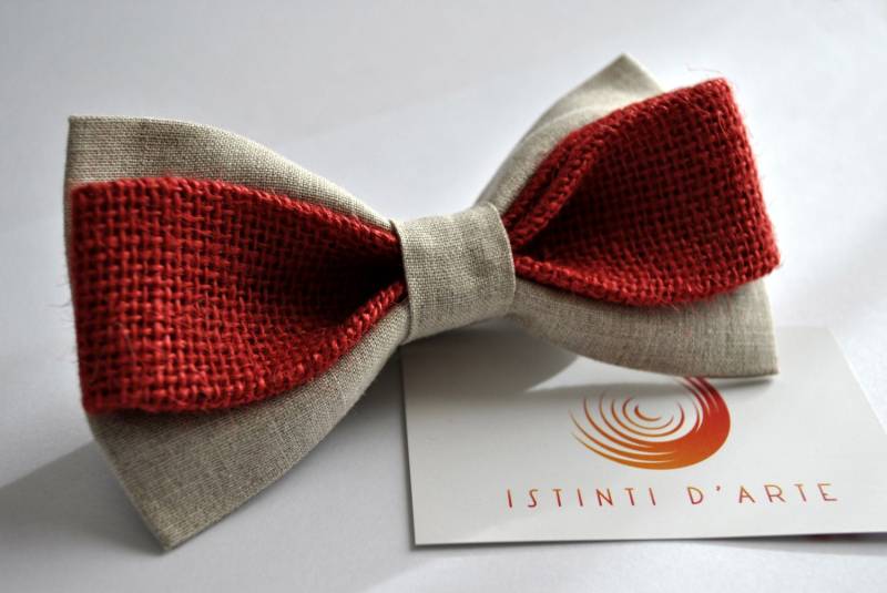 Handgefertigte Herrenfließe Aus Reinem Leinen Und Roter Jute von Istintidarte