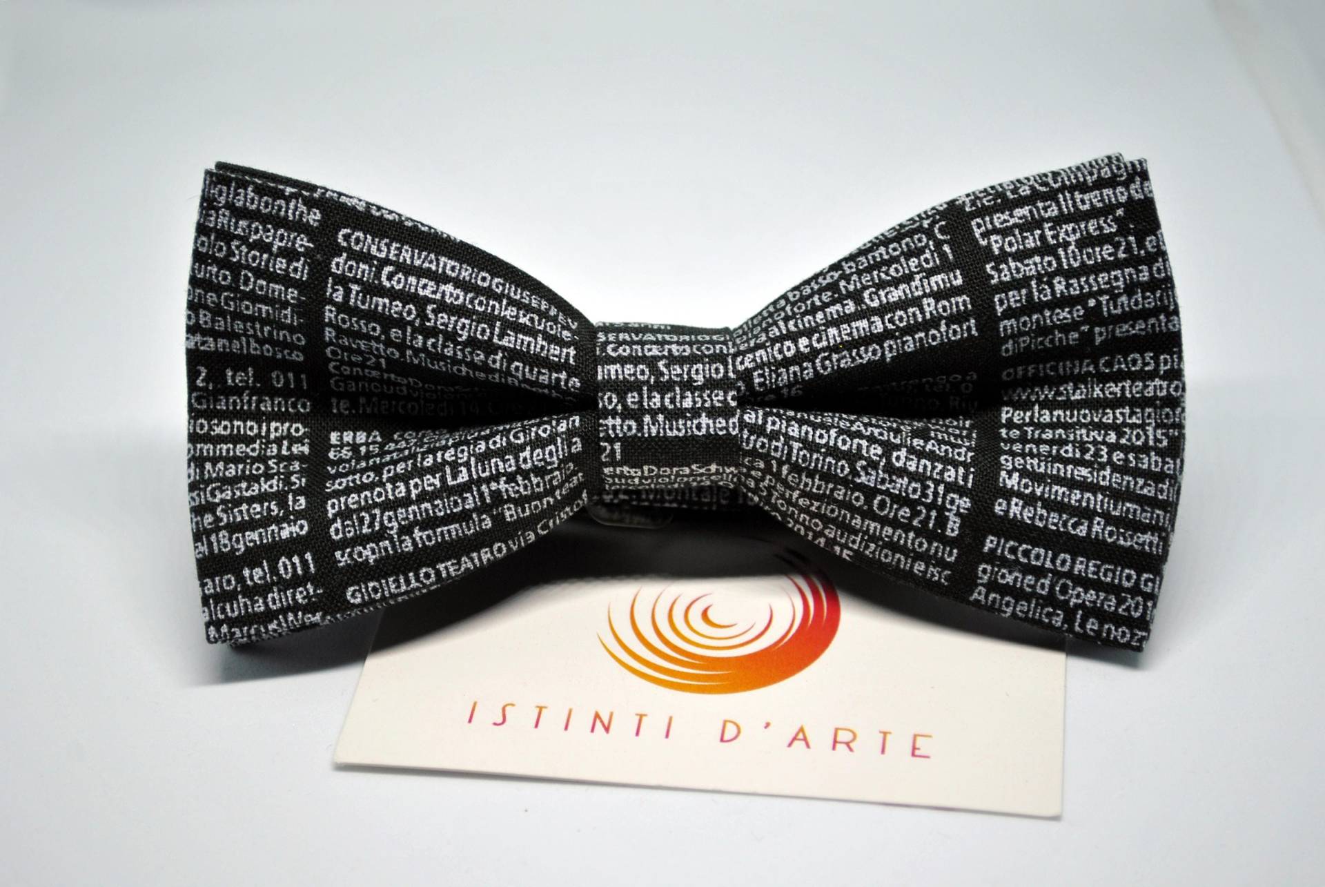 Mann Fliege Aus Schwarzer Baumwolle Und Weißen Schriften von Istintidarte