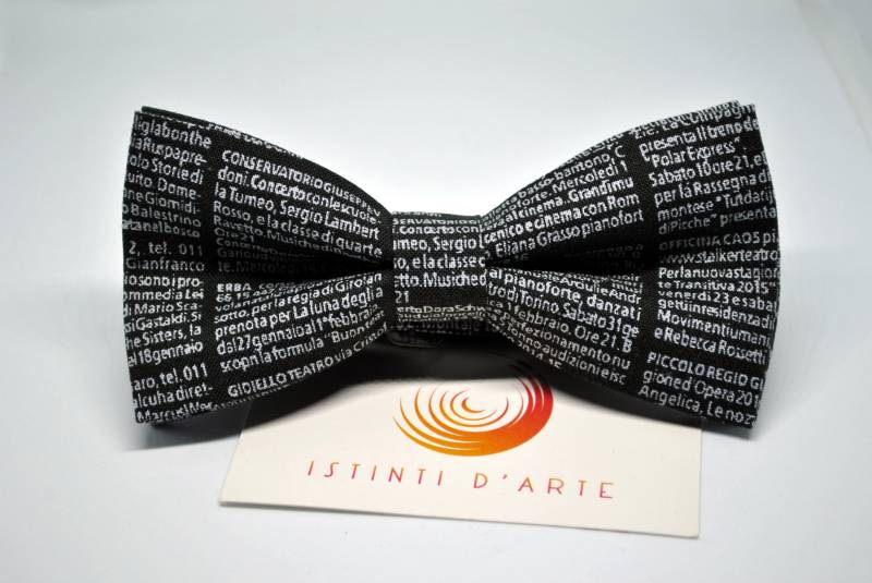 Mann Fliege Aus Schwarzer Baumwolle Und Weißen Schriften von Istintidarte