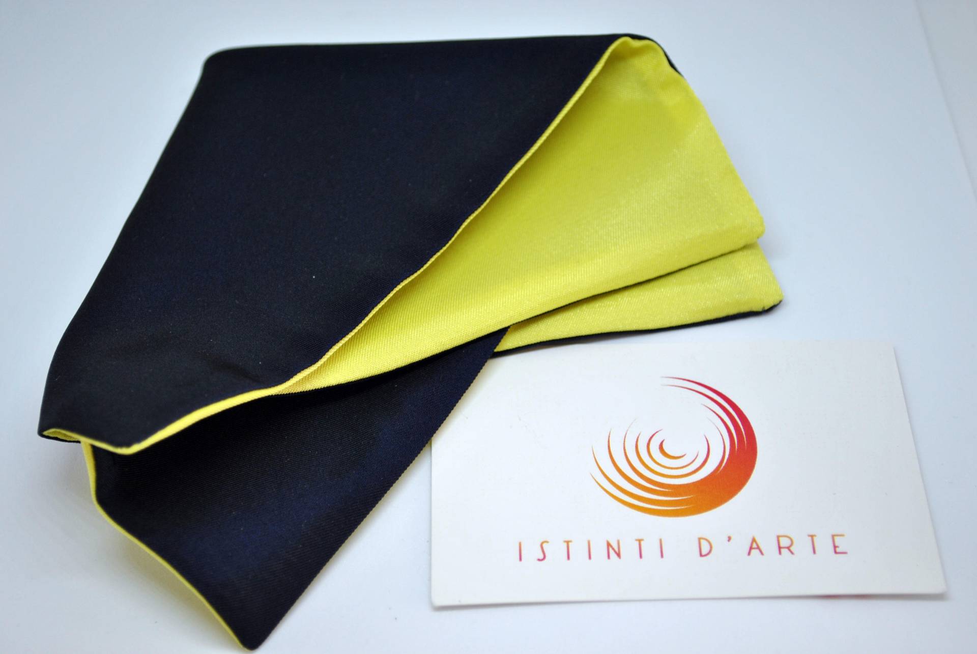 Zweifarbiges Einstecktuch Aus Gelbem Und Blauem Satin von Istintidarte