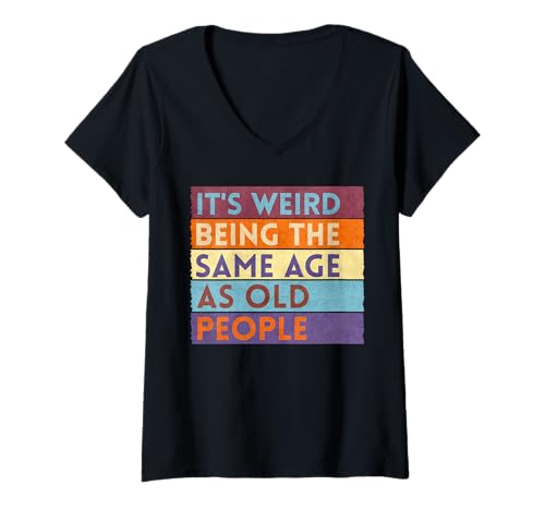 Damen Es ist komisch, genauso alt zu Sein wie alte Menschen T-Shirt mit V-Ausschnitt Damen Es ist komisch, genauso alt zu Sein wie alte Menschen T-Shirt mit V-Ausschnitt von It's Weird Being The Same Age As Old People shirt
