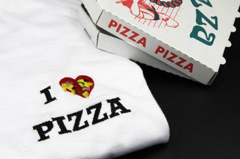 I Heart Pizza | Besticktes T-Shirt - Gesticktes T-Shirt Pizzamuster von ItFilsGood