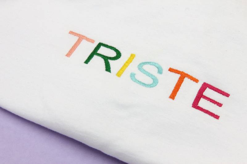 Triste | Traurig Besticktes T-Shirt/ T-Shirt Brodé von ItFilsGood