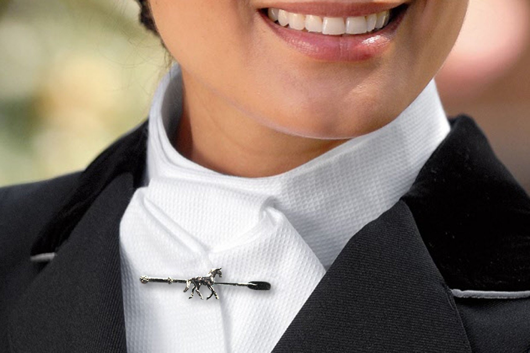 Brosche Für Plastron - Peitsche Mit Einem Trabenden Pferd von ItalianJewelryStore