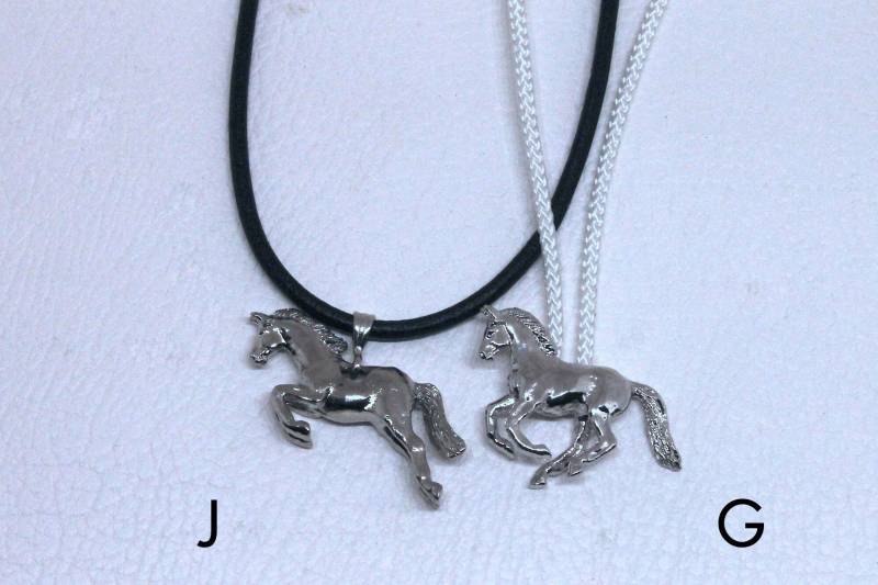 Halskette Mit Pferdethemen - Galoppierende Und Springende Pferde von ItalianJewelryStore