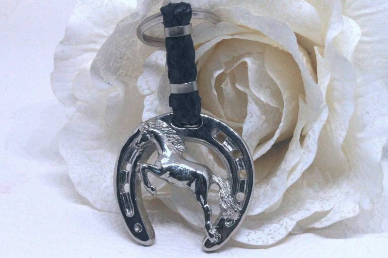Horse-Themed Schlüsselanhänger - Hufeisen Mit Springendem Pferd von ItalianJewelryStore