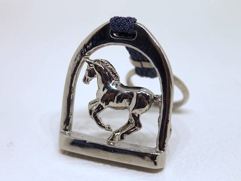 Pferd-Themenorientierter Schlüsselanhänger - Steigbügel Mit Galoppierendem Pferd von ItalianJewelryStore