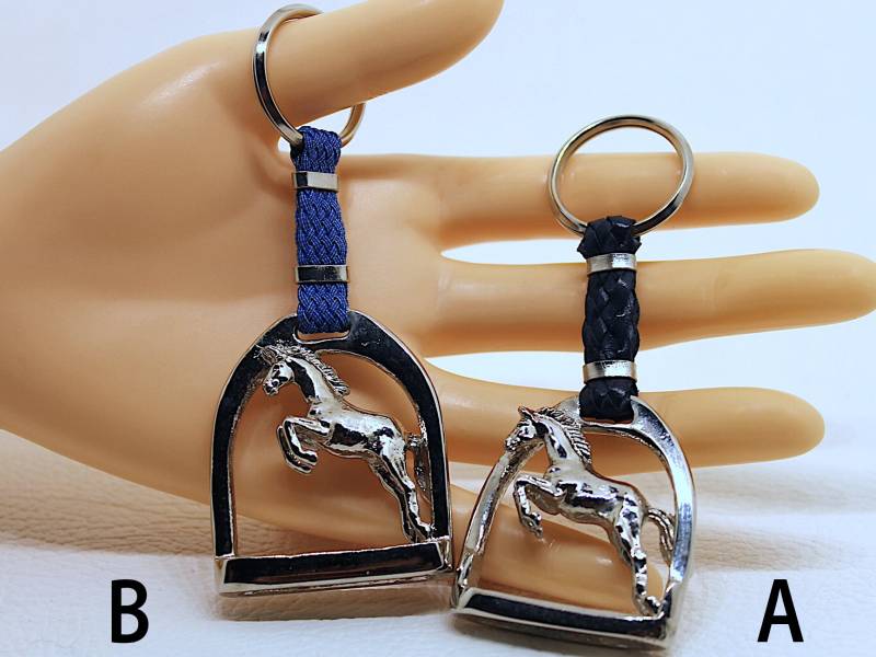 Schlüsselanhänger Mit Pferdemotiv - Steigbügel Springpferd in Zwei Modellen von ItalianJewelryStore