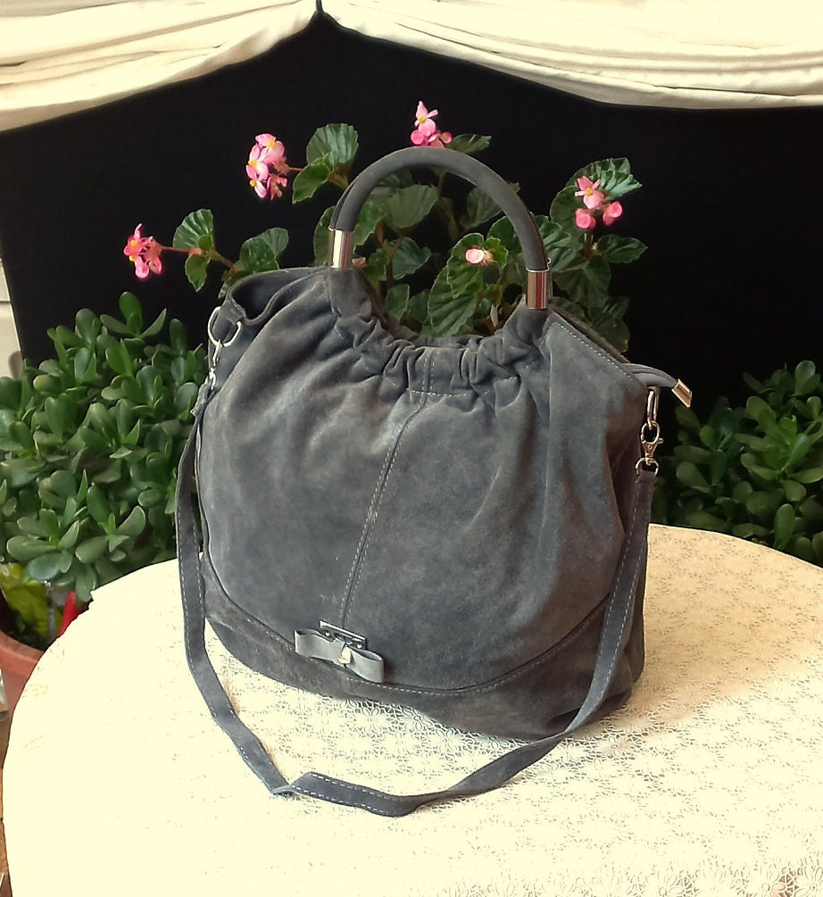 Wildledertasche Maus Grau Farbe "Guess" Italy Weiche Tasche Schultergurt Designertasche Made in Damen Accessoires Marken Vintage Handtasche von ItalyVintageDream