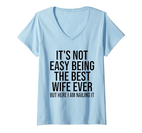 Damen Es ist nicht einfach, die beste Ehefrau aller Zeiten zu sein, aber hier nagle ich T-Shirt mit V-Ausschnitt von Its Not Easy Being The Best Wife Ever Outfit