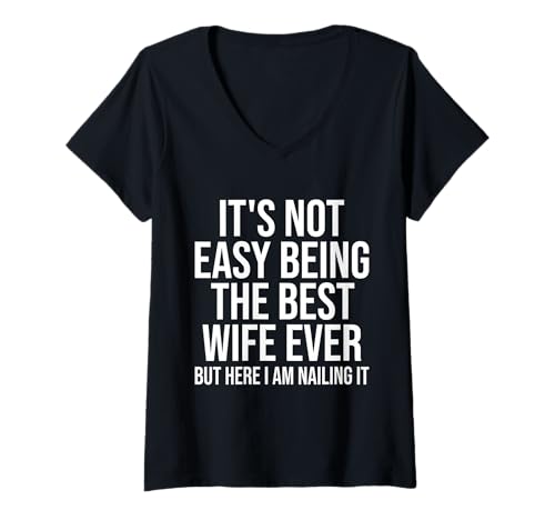 Damen Es ist nicht einfach, die beste Ehefrau aller Zeiten zu sein, aber hier nagle ich T-Shirt mit V-Ausschnitt von Its Not Easy Being The Best Wife Ever Outfit