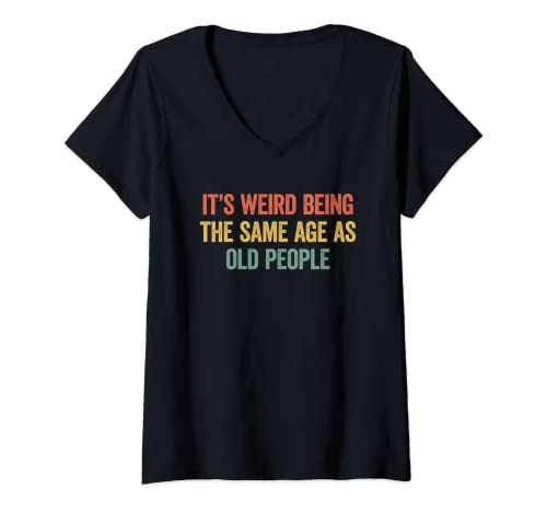 Damen Its Weird Being The Same Age As Old People T-Shirt mit V-Ausschnitt Damen Its Weird Being The Same Age As Old People T-Shirt mit V-Ausschnitt von Its Weird Being The Same Age As Old People Shirts