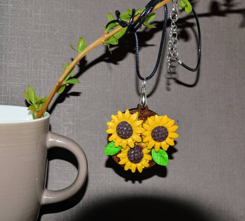 Handgemachte Blumenkette Polymer Clay Mit Lederband Handgemachte Blumenkette Polymer Clay Mit Lederband von ItsAll4you2024