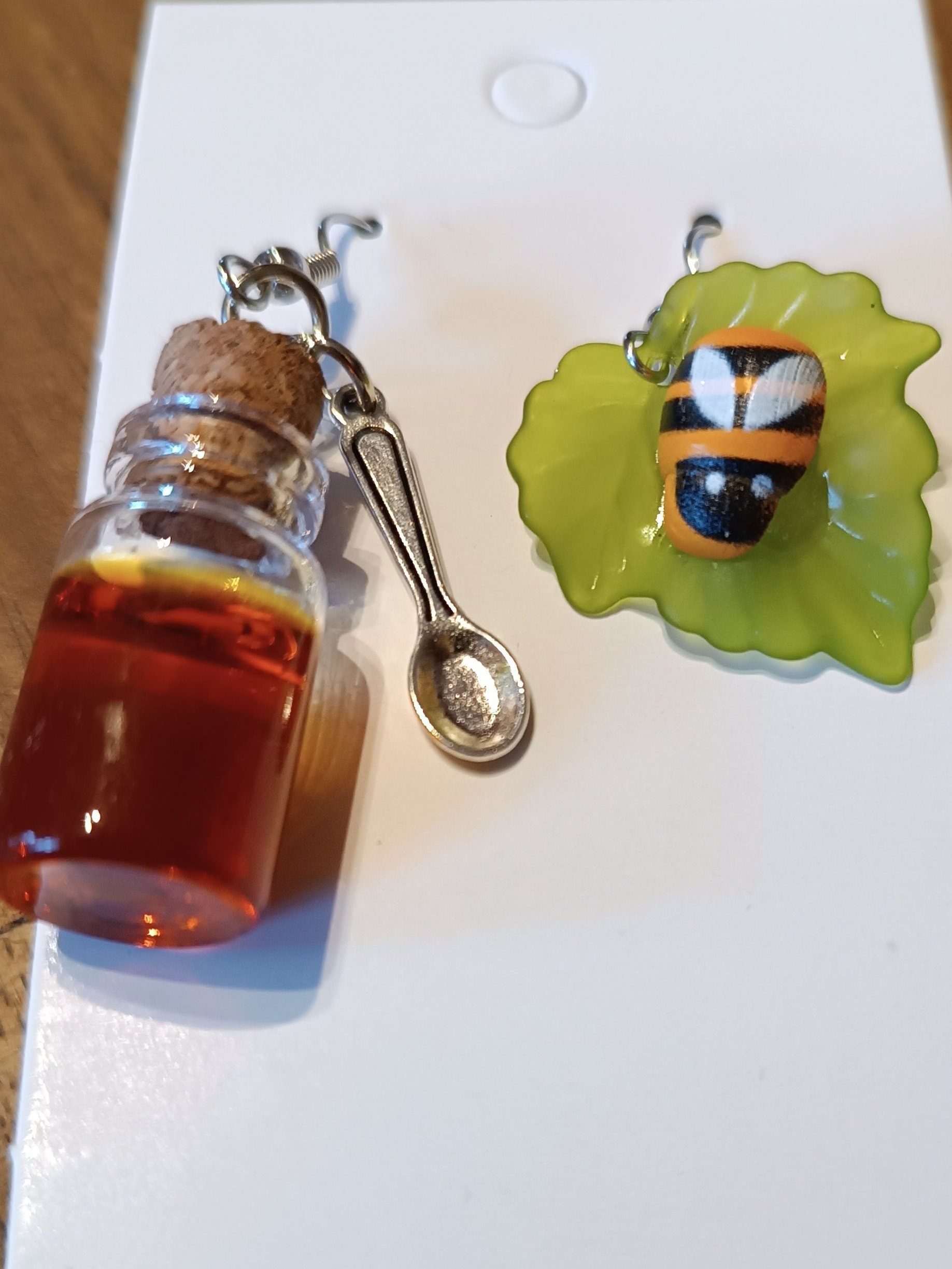 Ohrringe Mit Motiv Besonderes Biene Und Honig Löffel Niedlich 3D Miniatur von ItsAll4you2024