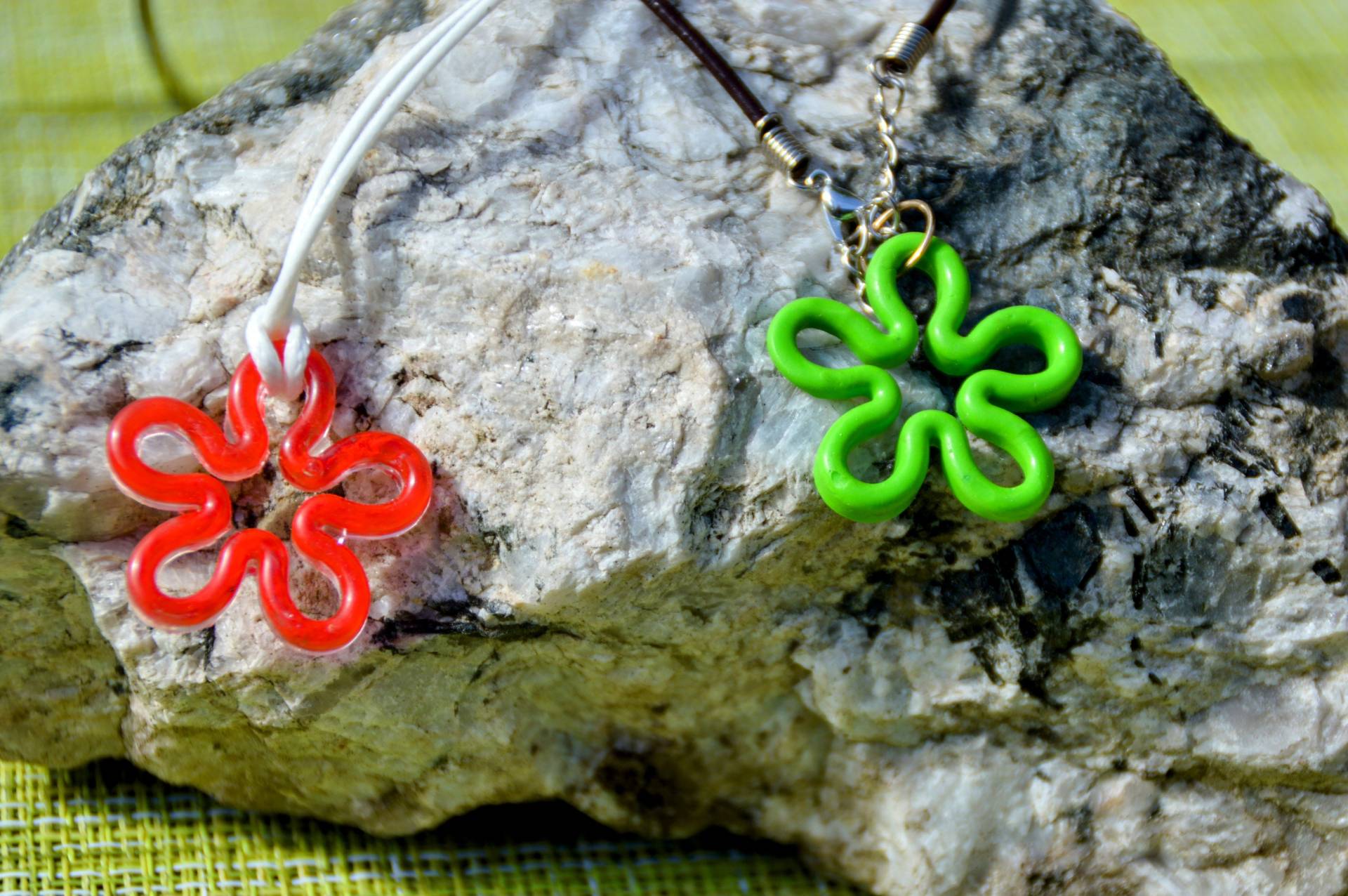 Tolle Kette Mit Blume Aus Acryl Lederband Schwarz Oder Weiss Und Verschiedenene Farbe Ist Möglich von ItsAll4you2024