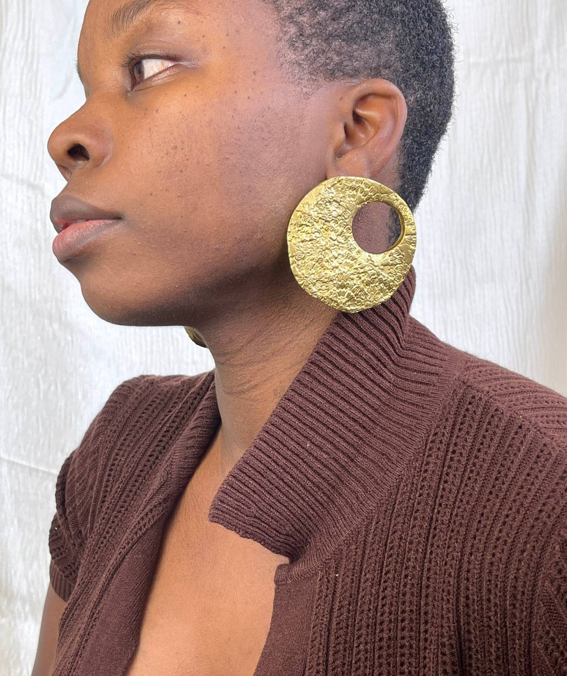 Gold Runde Ohrstecker Statement von ItsAllCultureJewelry