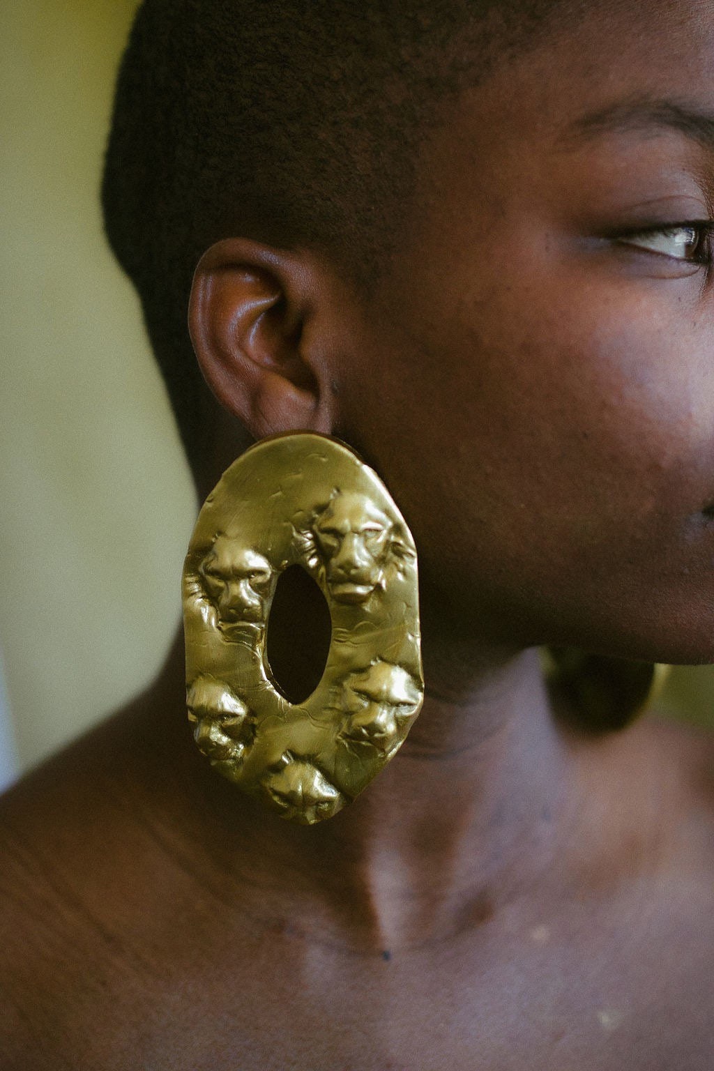 Löwenkopf Hoop Schild Ohrringe, Stärke & Mut Schmuck, Inspiriert Durch Joshua 1 9, Bold Faith Accessoire von ItsAllCultureJewelry